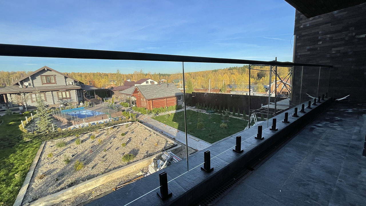 Стеклянные ограждения для балкона в коттедже